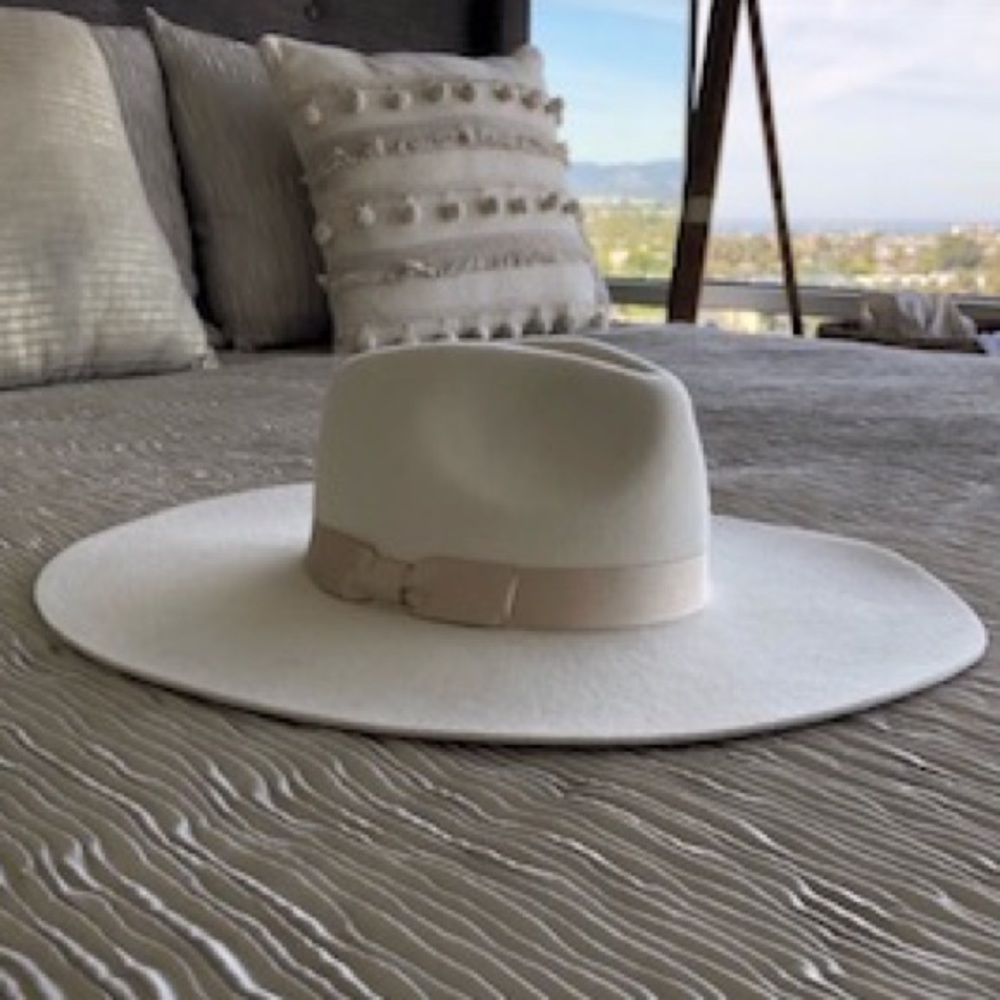 Lack of color - hat Size S MONTANA IVORY BONE